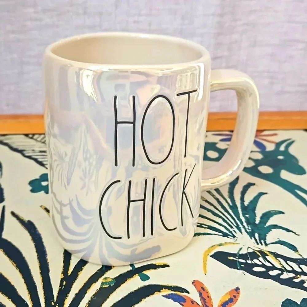 'HOT CHICK'
